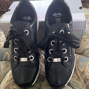 ARA Women’s Ollie Sneaker NIB Size US 9